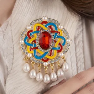 Retro kleurrijke geweven Chinese knoop broche met parelkwastjes en sprankelende strass-steentjes.