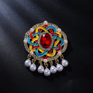 Vintage gekleurde geweven broche met parelkwastjes en strass, elegante trui speld.