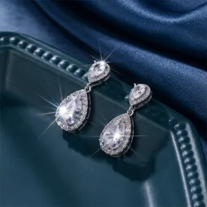 Primo piano dettagliato di orecchini pendenti in zircone lucidi e brillanti.