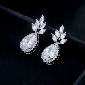 Eleganti orecchini pendenti in zircone taglio a pera con pietre marquise scintillanti.