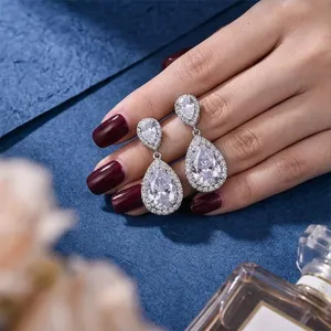 Eleganti orecchini pendenti in zircone a goccia da donna, gioielli di lusso scintillanti.