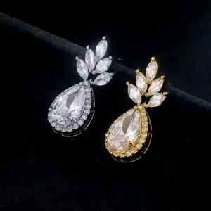 Primo piano dettagliato di orecchini in zircone a goccia con sfaccettature brillanti.