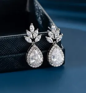 Splendidi orecchini pendenti decorati con zirconi scintillanti dal design elegante e chic.