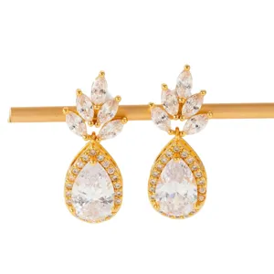 Eleganti orecchini pendenti dorati con zirconi splendenti a goccia e taglio marquise.