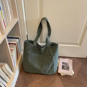 Gruene karierte Seersucker Tote Bag fuer Damen, grosse laessige Umhaengetasche zum Shoppen.