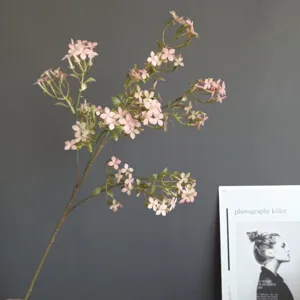 Gros plan détaillé d'une branche de lilas artificiel pour une décoration florale élégante.