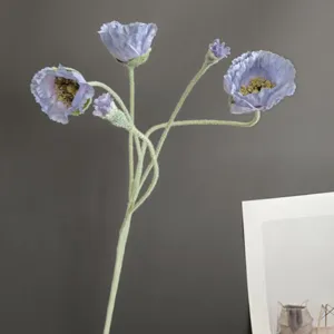 Dettaglio stelo di papavero blu artificiale, decorazione floreale nordica