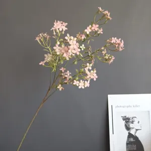 Détail de branche de fleur de lila rose artificiel, idéal pour la déco d'intérieur nordique.