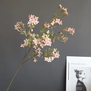 Détail de branche unique de fleur de lilas artificielle, arrangement floral rose.