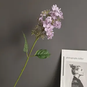 Detalle de rama de flor de hortensia morada artificial, ideal para decoración y fotografía.