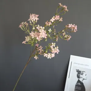 Détail de branche de lilas artificiel, tige florale rose gros plan pour la déco intérieure.