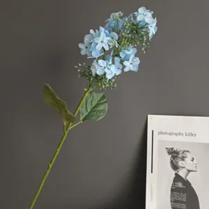 Detalle de una rama de flor de hortesia azul artificial para la decoracion del hogar.