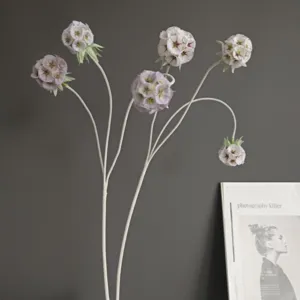 Tige de fleur de scabieuse floquée artificielle, vue détaillée pour arrangement floral nordique.