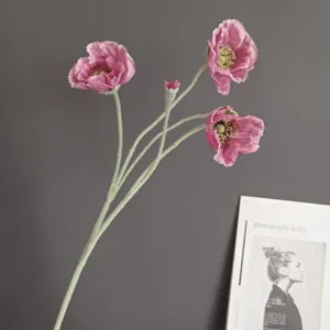 Primo piano di fiore di papavero rosa artificiale con stelo floccato, dettaglio decoro.