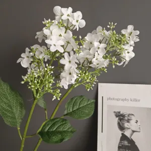 Rama de hortensia blanca artificial decorativa, ideal para diseño interior moderno.