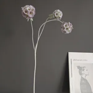Détail de branche de fleur floquée artificielle, accessoire déco nordique pour photo.