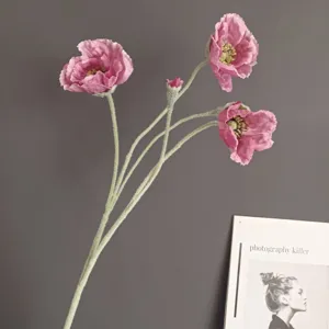 Primo piano di un ramo di papavero rosa artificiale, stelo floccato, arredamento nordico.