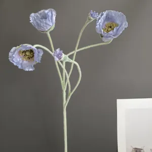 Vista dettagliata del gambo di papavero artificiale floccato, petali blu e stelo peloso.