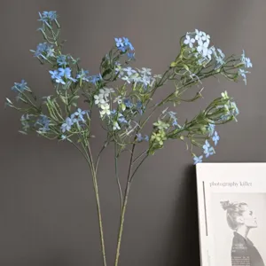 Gros plan détaillé de branche de lilas bleu artificiel, idéal pour arrangement floral.
