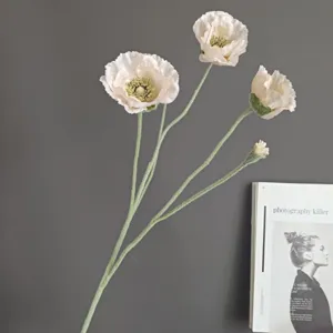 Dettaglio ramo di papavero artificiale floccato, decorazione floreale bianca stile nordico.