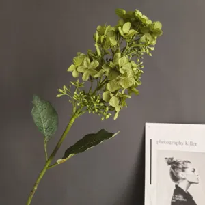 Primer plano de flor de hortensia artificial, rama floral verde para decoración del hogar.