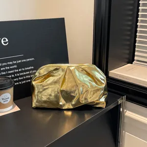Élégante pochette dorée plissée, sac nuage tendance pour femmes, sac de soirée chic.