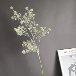Nahaufnahme des künstlichen Beerenastes, grüne Blumenarrangement-Requisite für Deko.