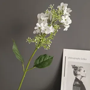Primer plano detallado de un solo tallo de flor de hortensia artificial blanca para decoracion.