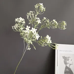 Gros plan détaillé d'une branche de lilas artificiel blanc, décoration florale réaliste.