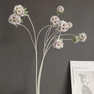 Détail de branche de fleur floquée artificielle pour la décoration d'intérieur et les arrangements.