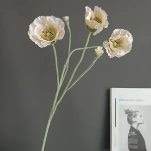 Vista dettagliata di stelo di papavero artificiale floccato con gemme realistiche per arredo.