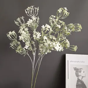 Vue détaillée d'une branche de fleur artificielle, arrangements blancs pour déco.