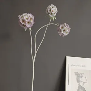 Détail de branche de fleur de scabieuse floquée artificielle, accessoire photo déco.