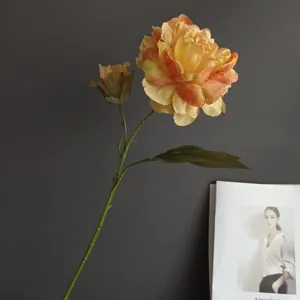 Künstliche Pfingstrose Detailaufnahme mit realistischen Farbverläufen und Vintage-Kanten.