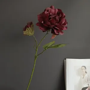Künstliche burgundrote Pfingstrose Blume Stiel Retro Heimdekor Detail elegante Blüte
