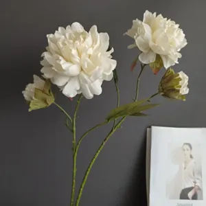 Detailansicht künstlicher Pfingstrosen, vintage Kunstblumen Zweig für elegante Innendekoration.