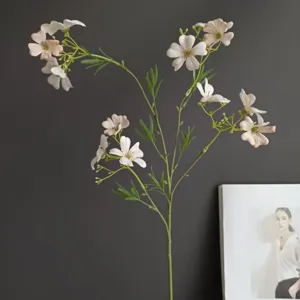 Ramo di fiori di cosmo artificiali, stelo di fiori selvatici realistici per decorazioni e foto.