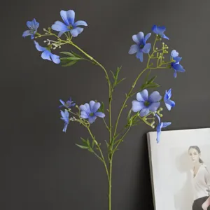 Ramo di fiori selvatici blu artificiali, elegante decorazione per interni e accessori fotografici.