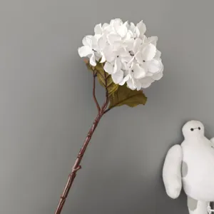 Dettaglio dello stelo di ortensia bianca artificiale, fiore finto di qualità per decorazione.