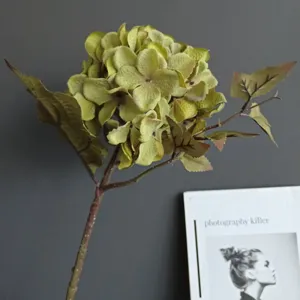 Dettaglio stelo ortensia vintage artificiale, decorazione floreale realista per casa e matrimoni.