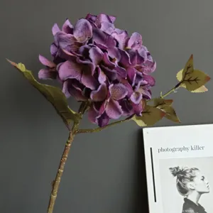 Stelo di fiore di ortensia viola artificiale, elegante composizione floreale in seta retro.