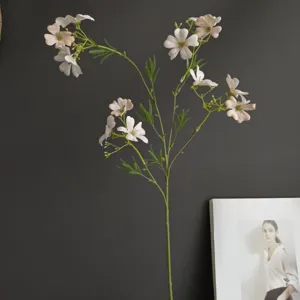 Dettaglio di fiore di cosmea artificiale, ideale per decorazioni d'interni e accessori fotografici.