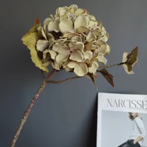 Primo piano di stelo di ortensia vintage artificiale, elegante decorazione floreale di interni.