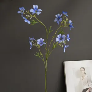 Ramo di fiori di cosmea blu artificiali per decorazioni domestiche e sfondo di oggetti di scena.