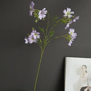Primo piano dettagliato di rami di cosmea e crisantemi artificiali per la decorazione.