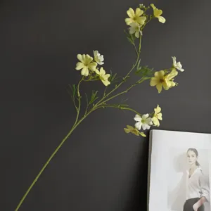 Primo piano dettaglio del ramo di fiore di clematide artificiale, supporto fotografico.