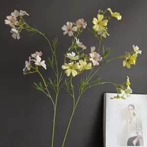 Ramo di fiori selvatici artificiali dettaglio, ideale per arredamento e set fotografico.