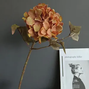 Stelo di ortensia vintage finto, composizione floreale dettagliata per casa e matrimoni.