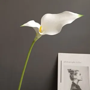Detailansicht des künstlichen EVA-Callililien-Blumenstiels, perfekte nordische Heimdeko.