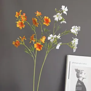 Dettaglio stelo di fiori selvatici artificiali, bellissimi fiori arancioni e bianchi per foto arredi.